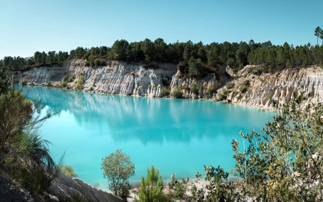 La Sérénité Cachée du Lac Bleu : Une Évasion Naturelle près de Guizengeard