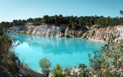 De Verborgen Sereniteit van het Lac Bleu: Een Natuurlijke Ontsnapping bij Guizengeard
