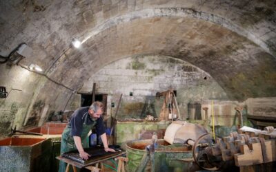 Ambachtelijke papierkunst in de historische watermolen Moulin du Verger in Puymoyen