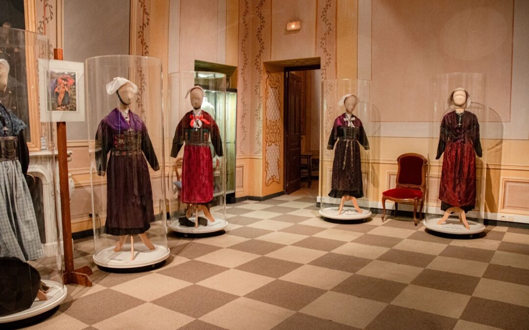 Discovering authentic rural heritage and historic Charentais attire at the Montmoreau museum